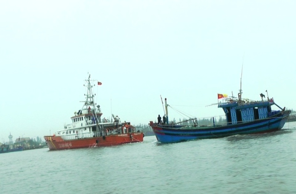 Cứu 6 thuyền viên hỏng tàu, hết lương thực trên biển - 1 Trưa ngày 16/1 tàu SAR 411 đã lai dắt tàu cá bị nạn cập bến Ninh Cơ, thị trấn Thịnh Long, huyện Hải Hậu, Nam Định