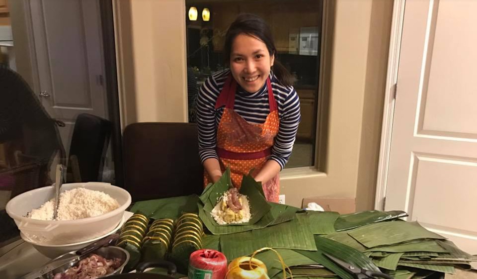 Người Việt ở Arizona mở Hội chợ Tết và Đại nhạc hội mừng Xuân Đinh Dậu - 14
Người Việt tại Mỹ gói bánh chưng để đón Tết.