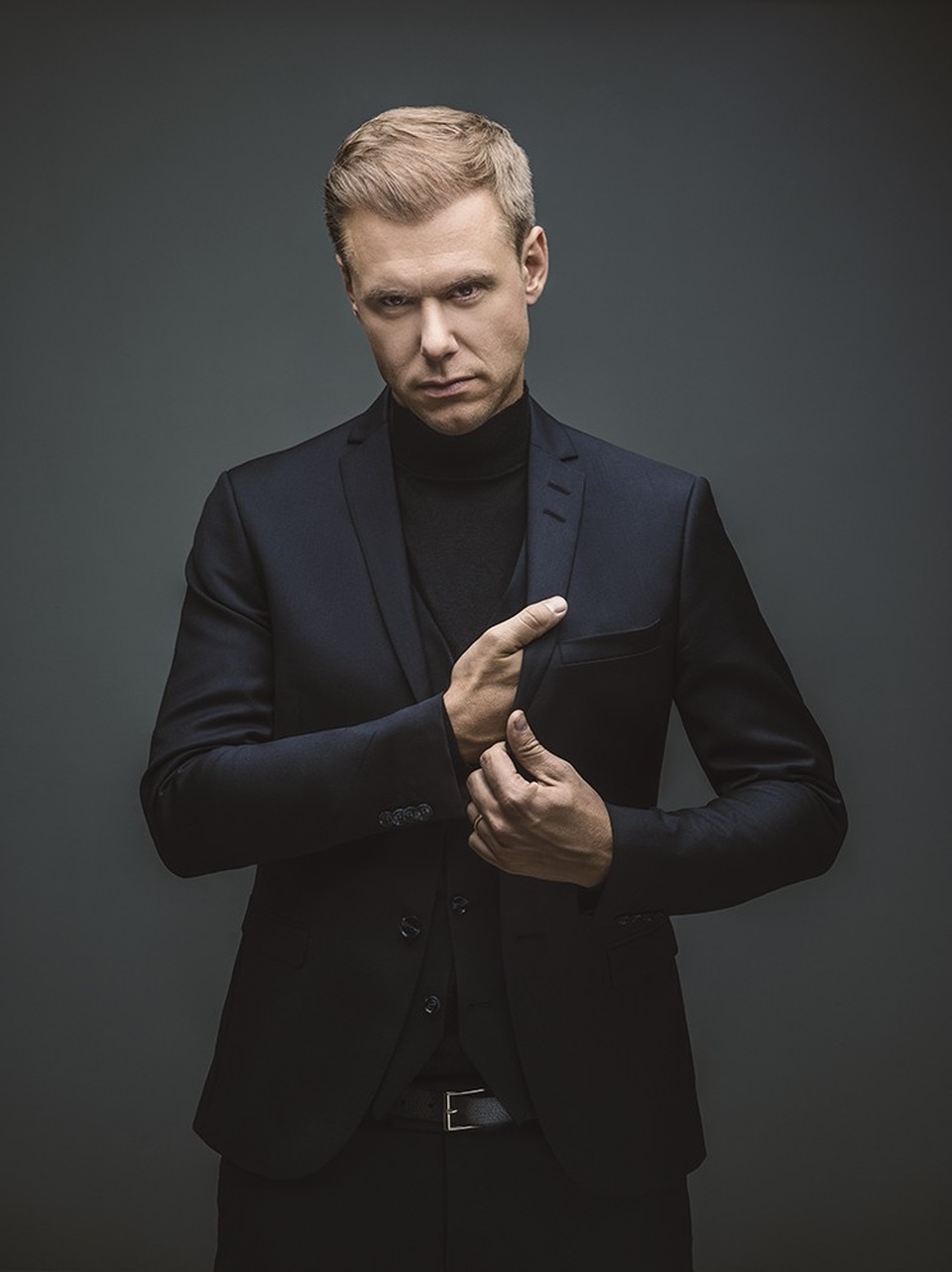 Armin van Buuren - Huyền thoại nhạc Trance quay trở lại Việt Nam - 1 Anh sẽ biểu diễn trong chương trình “Armin van Buuren by VinaPhone” một đêm duy nhất tại TPHCM vào ngày 14/12/2017. Và Việt Nam là quốc gia đầu tiên tại Đông Nam Á được Armin lựa chọn để trình diễn trong chuyến lưu diễn trong tháng 12 này.