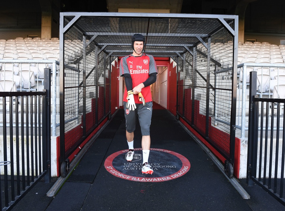 Lacazette hứng khởi trong buổi tập đầu tiên cùng Arsenal - 1
Thủ thành Petr Cech ra sân chuẩn bị buổi tập cùng các đồng đội