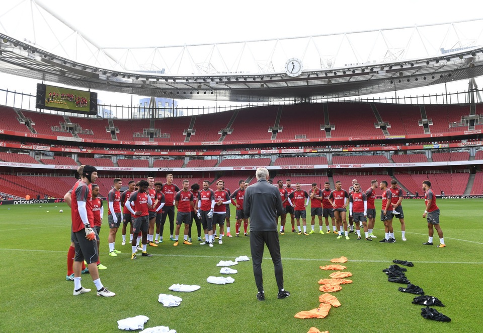 Sanchez trở lại luyện tập cùng Arsenal chuẩn bị đá Siêu cúp Anh - 1
Wenger tập trung các học trò lại để nhắc nhở trước khi Arsenal bắt đầu tập luyện vào buổi tập cuối trước trận tranh Siêu cúp Anh