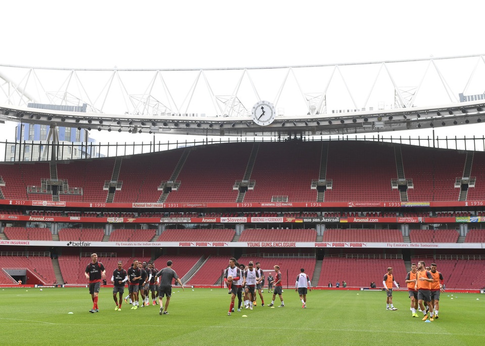 Sanchez trở lại luyện tập cùng Arsenal chuẩn bị đá Siêu cúp Anh - 3
Các cầu thủ Arsenal chia đội hình làm ba nhóm khởi động