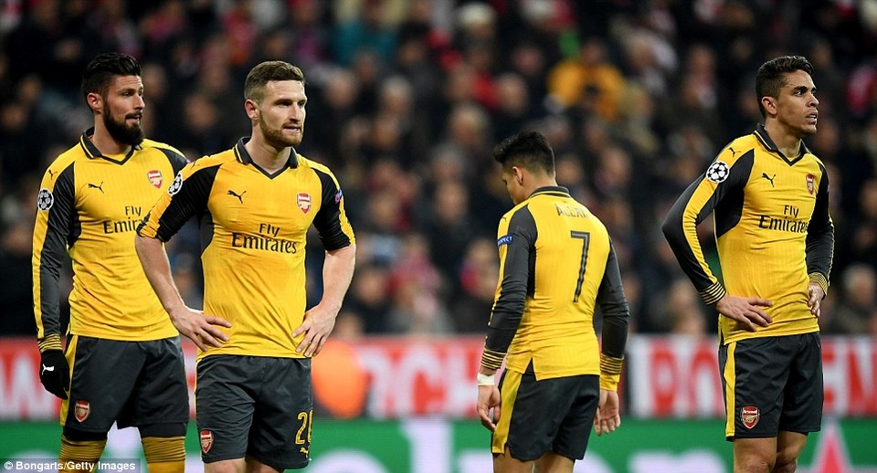 Bayern Munich nghiền nát Arsenal với tỉ số “một bàn tay” - 2
Sự thất vọng của các cầu thủ Arsenal sau khi nhận bàn thua