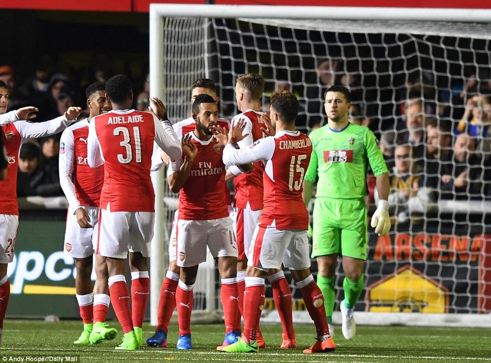 Arsenal dễ dàng giành tấm vé cuối vào tứ kết FA Cup - 1
Các cầu thủ Arsenal ăn mừng bàn thắng của Walcott