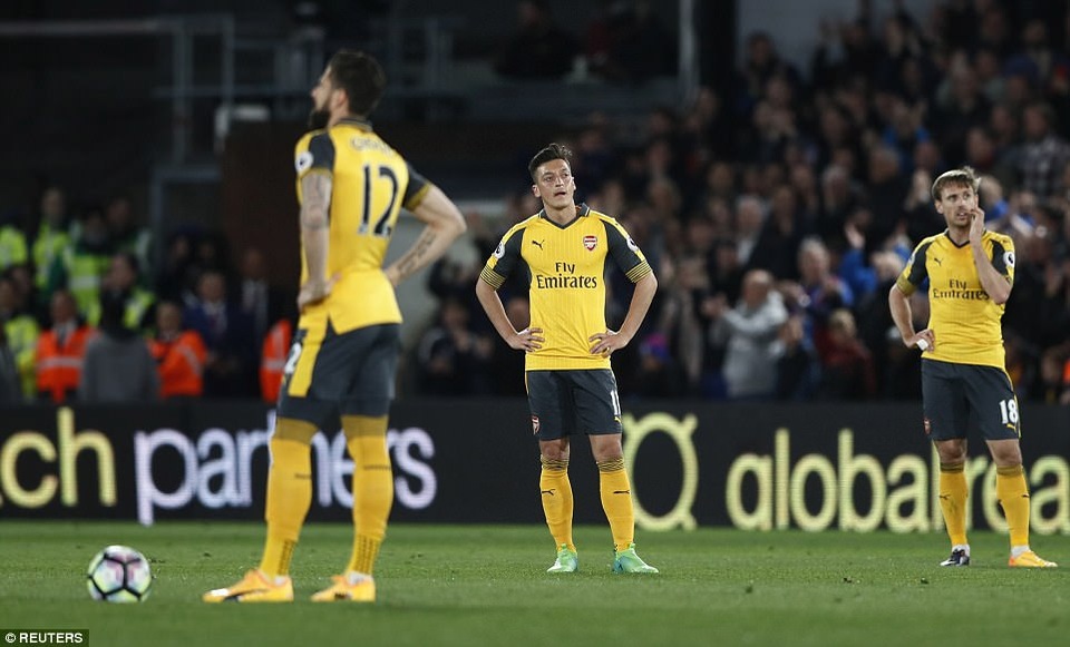 Crystal Palace 3-0 Arsenal: Nỗi đau lớn của Wenger - 1
Sự thất vọng của các cầu thủ Arsenal sau khi bị lọt lưới