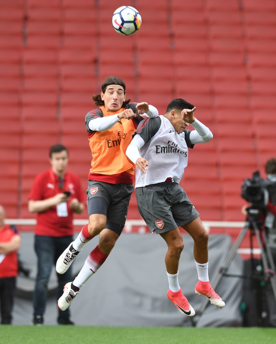 Sanchez trở lại luyện tập cùng Arsenal chuẩn bị đá Siêu cúp Anh - 5
Bellerin (trái) tranh bóng với Sanchez (phải). Cả hai cầu thủ này đều muốn rời Arsenal nhưng đội bóng thành London không đồng ý