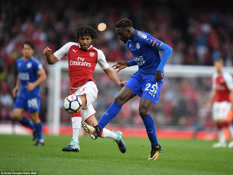 Arsenal 4-3 Leiscester: Bữa tiệc bàn thắng - 2
Elneny (trái) tranh bóng với Ndidi (phải)