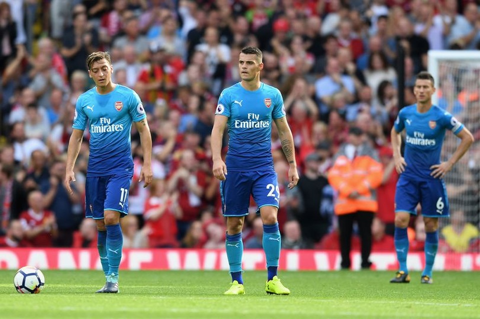 Chuyển nhượng mùa Hè 2017: Arsenal đang… tự sát? - 1 Arsenal thi đấu cực tệ ở giai đoạn đầu mùa giải 2017/18