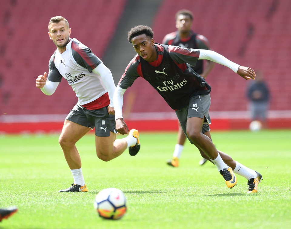 Sanchez trở lại luyện tập cùng Arsenal chuẩn bị đá Siêu cúp Anh - 6
Cầu thủ trẻ Joseph Willock (phải) nỗ lực tranh bóng. Wenger đã cho một vài cầu thủ lên tập luyện cùng đội bóng trước trận đấu Siêu cúp Anh