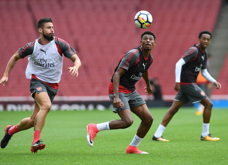 Sanchez trở lại luyện tập cùng Arsenal chuẩn bị đá Siêu cúp Anh - 9
Giroud (trái) khẳng định không rời Arsenal dù anh không được đảm bảo vị trí thi đấu thường xuyên