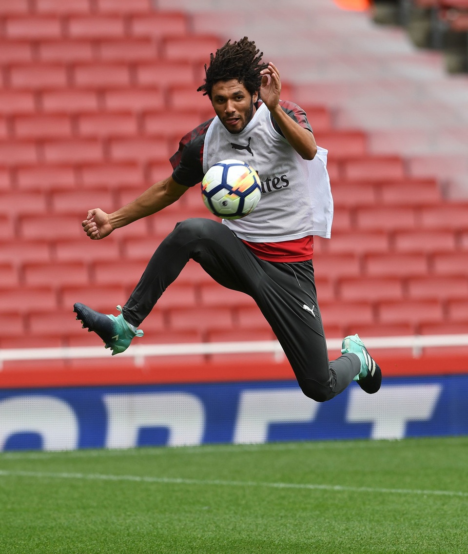 Sanchez trở lại luyện tập cùng Arsenal chuẩn bị đá Siêu cúp Anh - 12
Elneny trên sân tập. Tiền vệ người Ai Cập đang dần chiếm được sự tin tưởng của Wenger nhiều hơn