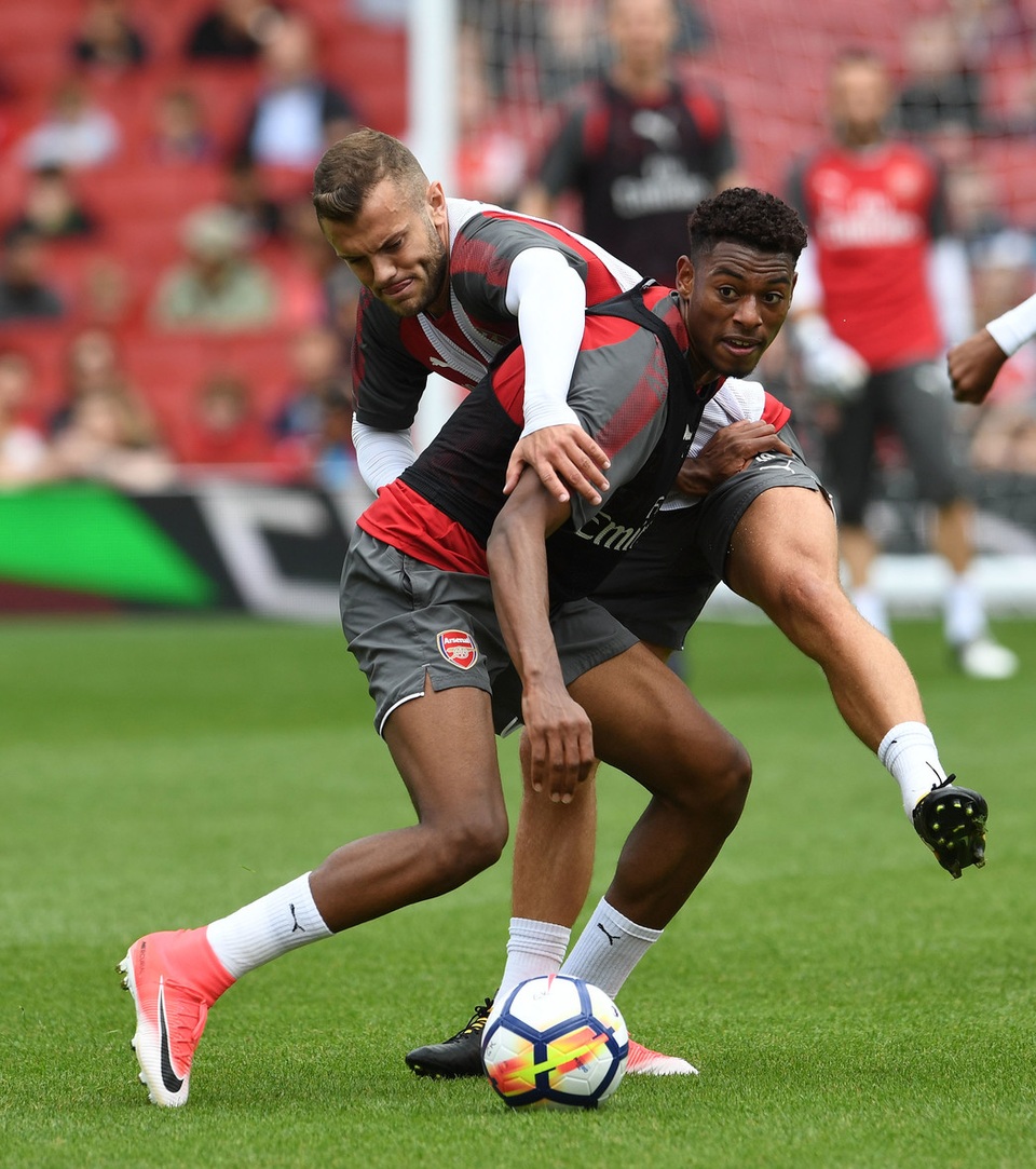 Sanchez trở lại luyện tập cùng Arsenal chuẩn bị đá Siêu cúp Anh - 13
Wilshere (phải) tranh bóng với Jeff Reine-Adélaïde(trái).