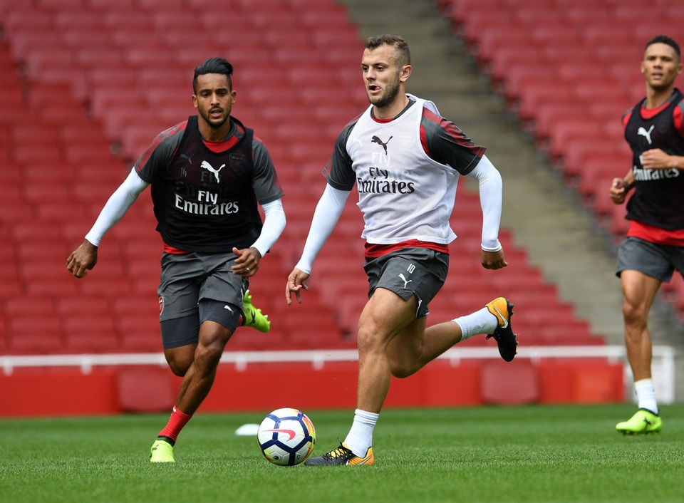 Sanchez trở lại luyện tập cùng Arsenal chuẩn bị đá Siêu cúp Anh - 14
Walcott (trái) đuổi theo Wilshere (phải)