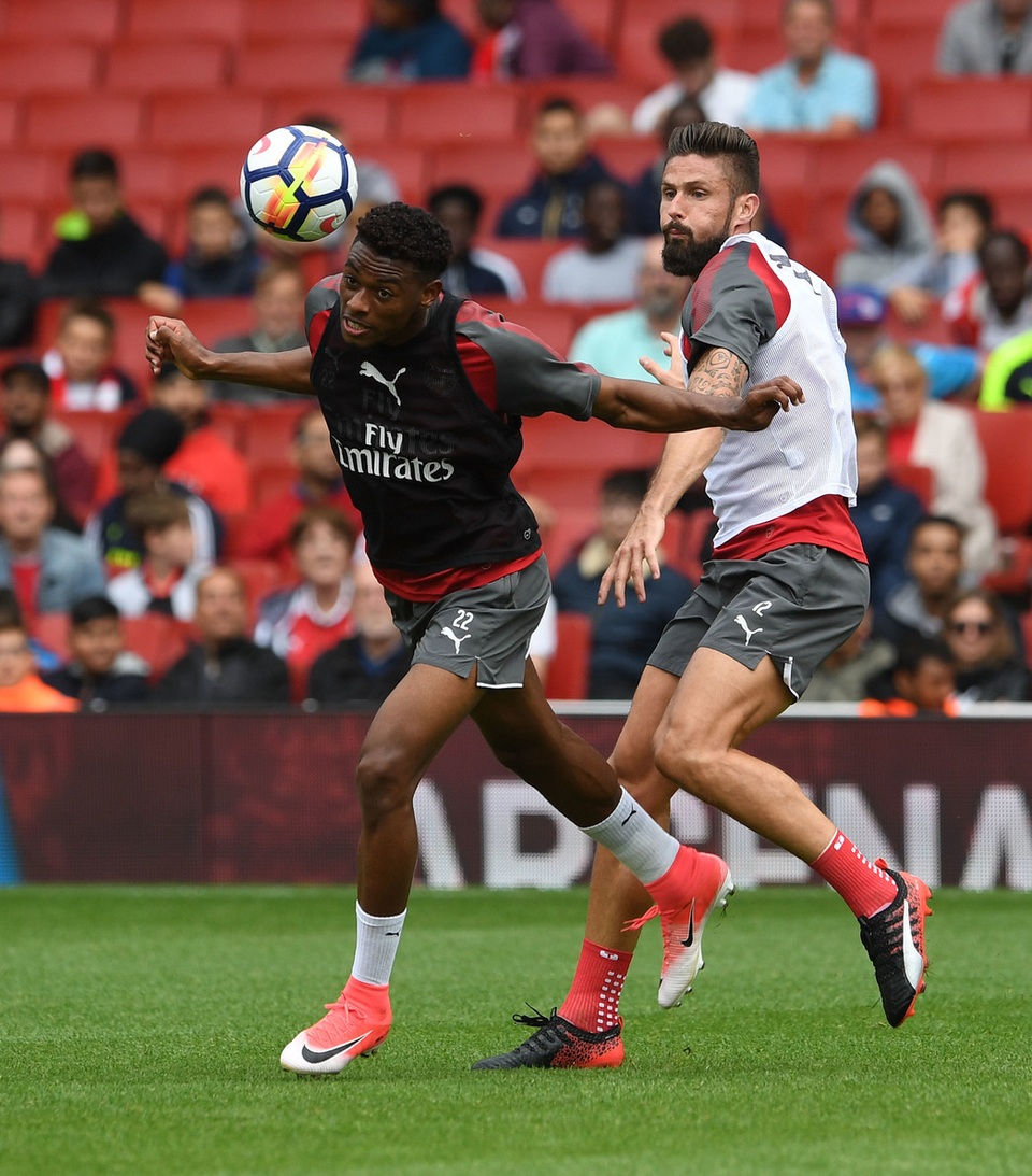 Sanchez trở lại luyện tập cùng Arsenal chuẩn bị đá Siêu cúp Anh - 15
Jeff Reine-Adélaïde lao vào tranh bóng với Giroud