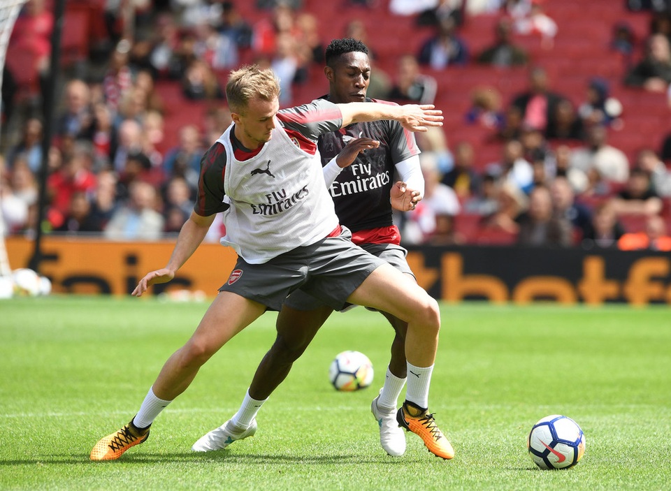 Sanchez trở lại luyện tập cùng Arsenal chuẩn bị đá Siêu cúp Anh - 16
Buổi tập của Arsenal diễn ra quyết liệt, các cầu thủ rất tập trung trong các tình huống tranh chấp