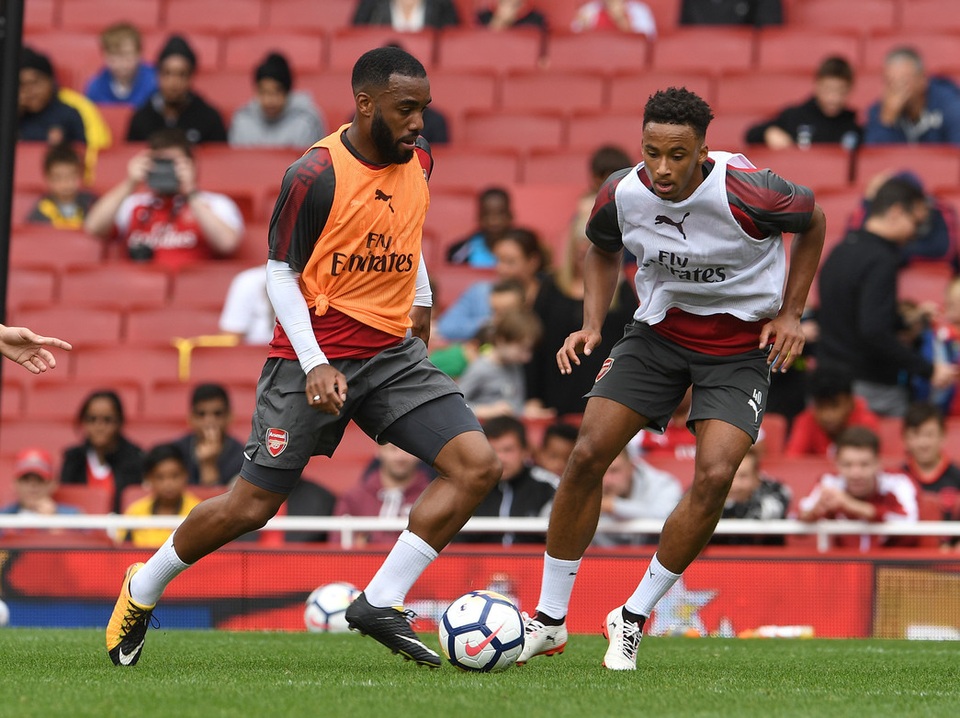Sanchez trở lại luyện tập cùng Arsenal chuẩn bị đá Siêu cúp Anh - 17
Tân bbinh Lacazette đi bóng trước một cầu thủ đàn em. Tuyển thủ Pháp đang được đặt rất nhiều kỳ vọng sẽ cải thiện khả năng ghi bàn cho Arsenal