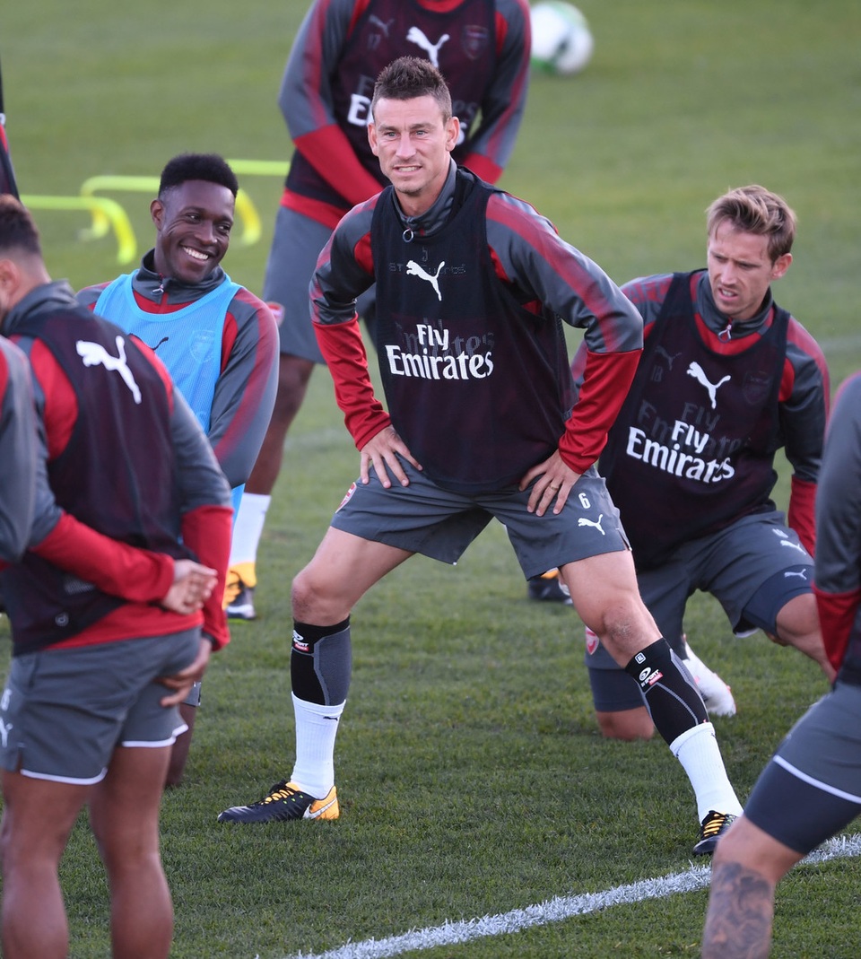 Lacazette hứng khởi trong buổi tập đầu tiên cùng Arsenal - 3
Hậu vệ Koscielny (giữa) vừa khởi động vừa nói chuyện cùng với các đồng đội