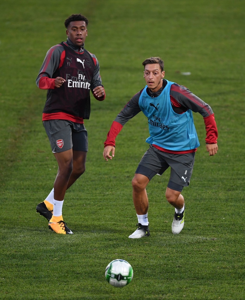 Lacazette hứng khởi trong buổi tập đầu tiên cùng Arsenal - 5
Ozil (phải) cũng đang dính tin đồn ra đi nhưng anh vẫn có tên trong chuyến du đấu của Arsenal Hè năm nay