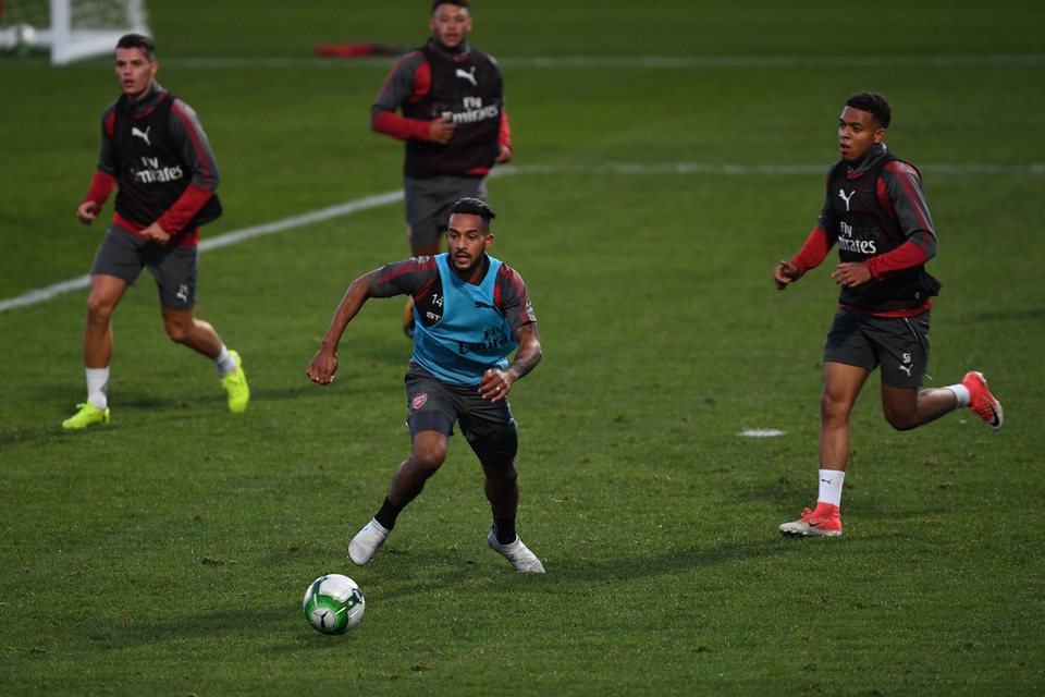 Lacazette hứng khởi trong buổi tập đầu tiên cùng Arsenal - 6
Theo Walcott trên sân tập cùng các đồng đội. Tương lai của Walcott tại Arsenal cũng không chắc chắn khi hàng công của Arsenal hiện đang có nhiều biến động