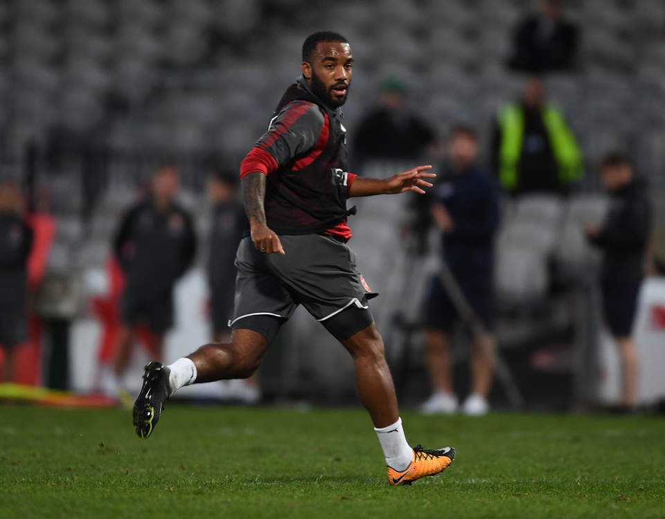 Lacazette hứng khởi trong buổi tập đầu tiên cùng Arsenal - 7
Lacazette khởi động để tham gia buổi tập, tân binh người Pháp của Arsenal tỏ ra hòa nhập nhanh