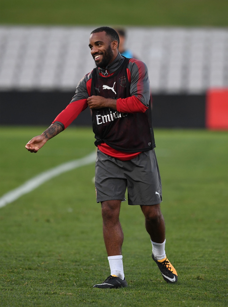 Lacazette hứng khởi trong buổi tập đầu tiên cùng Arsenal - 8
Lacazette khá thoải mái trong môi trường đội bóng mới. Arsenal có khá đông cầu thủ người Pháp, bản thân huấn luyện viên Wenger cũng là người Pháp nên rõ ràng Lacazette sẽ không lạc lõng