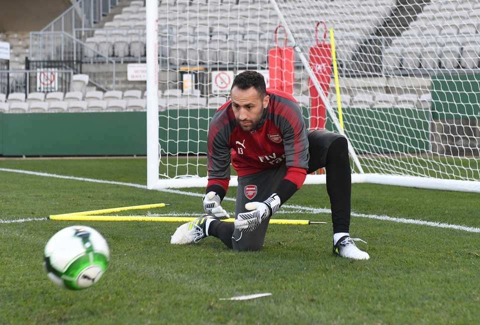 Lacazette hứng khởi trong buổi tập đầu tiên cùng Arsenal - 10
Thủ thành David Ospina tập cùng đồng đội, hiện đang có thông tin Ospina có thể sẽ rời Arsenal để được thi đấu nhiều hơn. Thủ thành người Colombia được Wenger sử dụng ở đấu trường châu Âu và một giải đấu cúp trong nước vào mùa trước