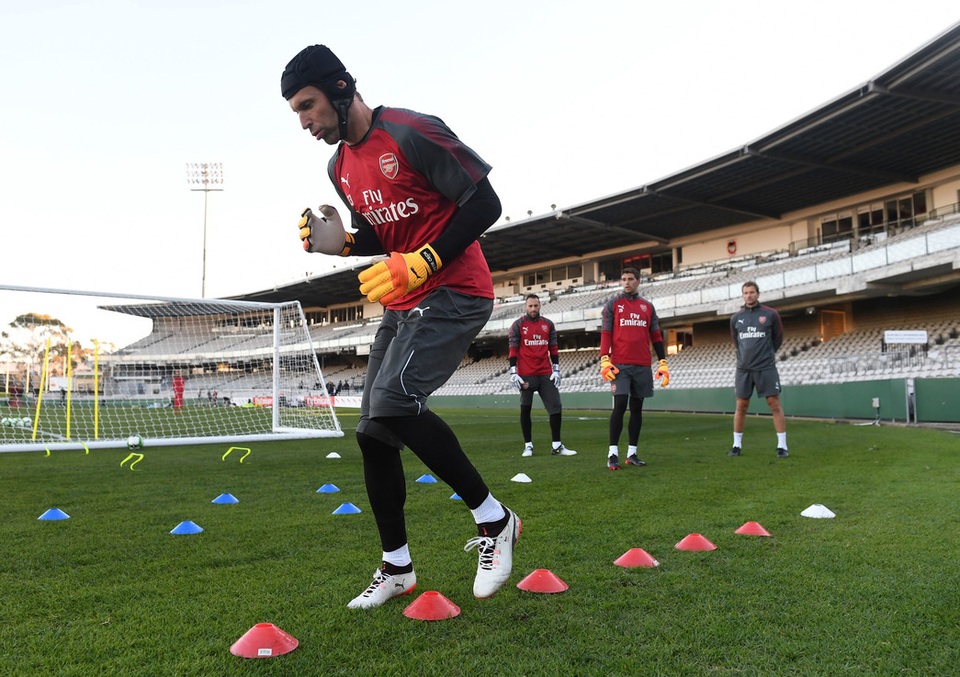 Lacazette hứng khởi trong buổi tập đầu tiên cùng Arsenal - 11
Cech khởi động trên sân tập. Ở tuổi 35, Cech sẽ vẫn thủ thành số một của Arsenal ở mùa giải năm nay