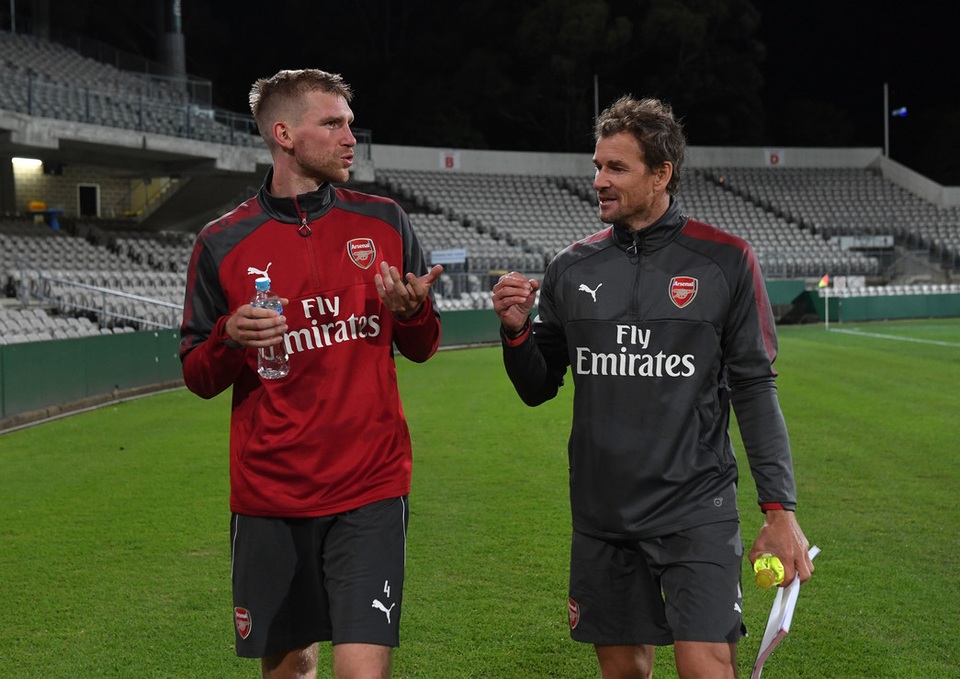 Lacazette hứng khởi trong buổi tập đầu tiên cùng Arsenal - 12
Đội trưởng Metersacker (trái) đã trở lại thi đấu sau gần 1 năm nghỉ dưỡng thương. Thời gian thi đấu của hậu vệ người Đức không dài, anh sẽ giải nghệ vào hè năm sau. Như vậy, đây sẽ là mùa giải cuối cùng của Metersacker trong tư cách cầu thủ. Tuy nhiên, anh vẫn sẽ gắn bó với Arsenal, ngay sau khi giải nghệ Metersacker sẽ chuyển sang làm công tác đào tạo trẻ