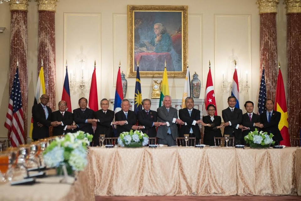 Ngoại trưởng Mỹ khẳng định cam kết của chính quyền Trump với Đông Nam Á - 1
Các Ngoại trưởng Mỹ, ASEAN chụp ảnh tại hội nghị ở thủ đô Washington (Ảnh: Bộ Ngoại giao Việt Nam)