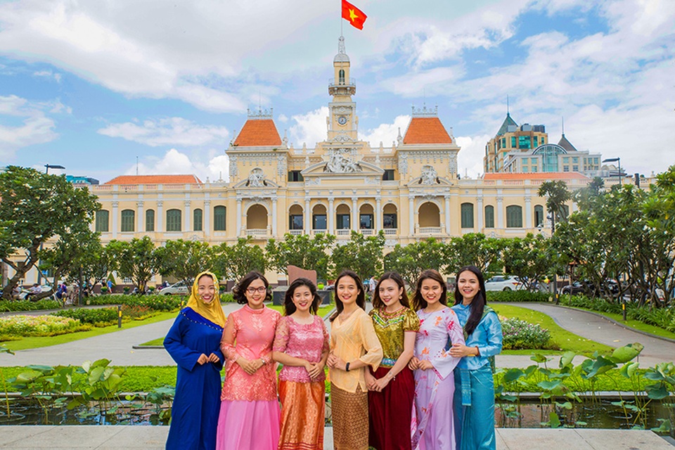 Bạn trẻ Việt làm bộ ảnh kỉ niệm 50 năm ASEAN - 9 Bạn trẻ Việt làm bộ ảnh kỉ niệm 50 năm ASEAN - 9