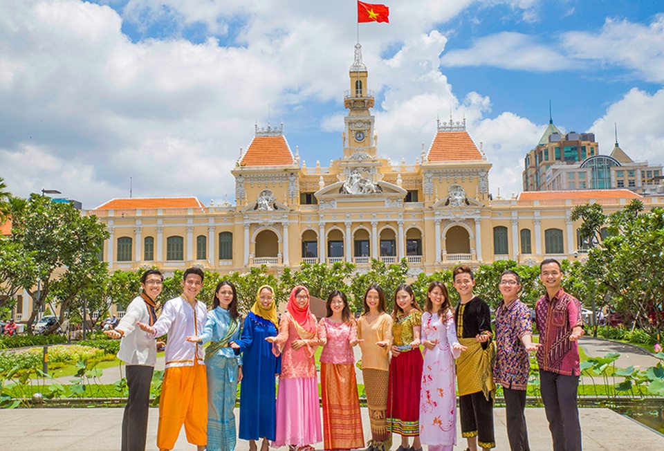 Bạn trẻ Việt làm bộ ảnh kỉ niệm 50 năm ASEAN - 8 Bạn trẻ Việt làm bộ ảnh kỉ niệm 50 năm ASEAN - 8