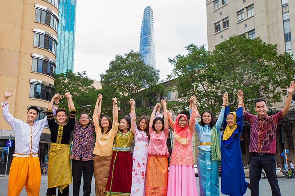 Bạn trẻ Việt làm bộ ảnh kỉ niệm 50 năm ASEAN - 7 Cái nắm tay thật chặt biểu trưng cho tình đoàn kết ASEAN.