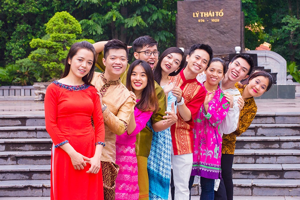 Bạn trẻ Việt làm bộ ảnh kỉ niệm 50 năm ASEAN - 6 Bạn trẻ Việt làm bộ ảnh kỉ niệm 50 năm ASEAN - 6
