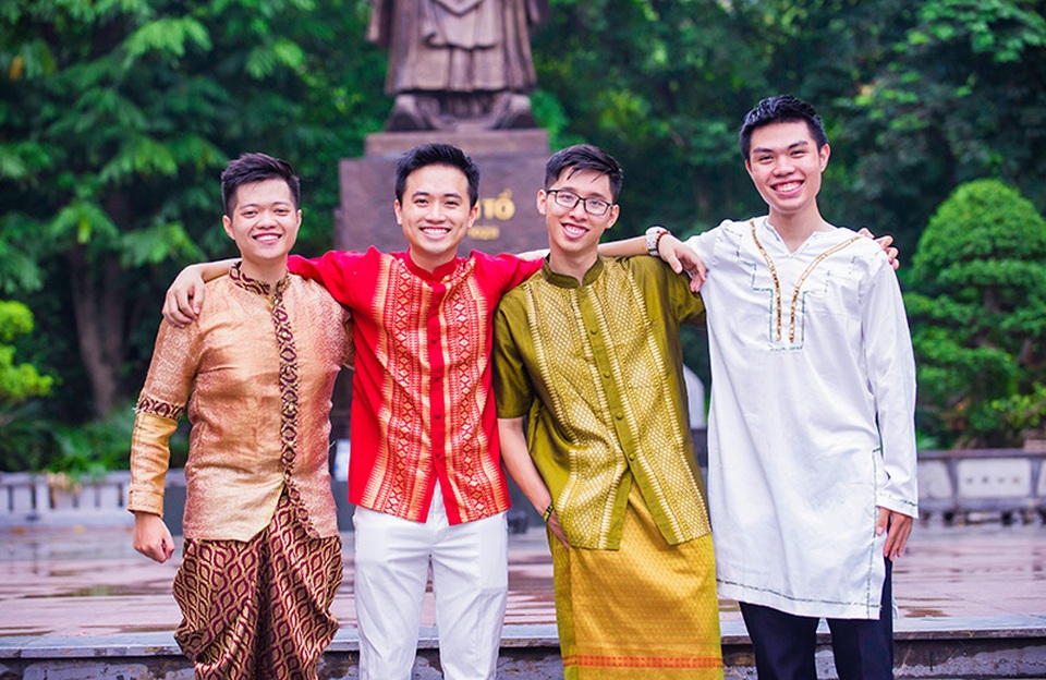 Bạn trẻ Việt làm bộ ảnh kỉ niệm 50 năm ASEAN - 4 Với mong muốn lan toả bộ ảnh tới cộng đồng người trẻ, thúc đẩy ý thức cộng đồng đối với ngày kỉ niệm 50 năm thành lập ASEAN, nhóm các bạn trẻ đang tích cực chia sẻ bộ ảnh này trên mạng xã hội.