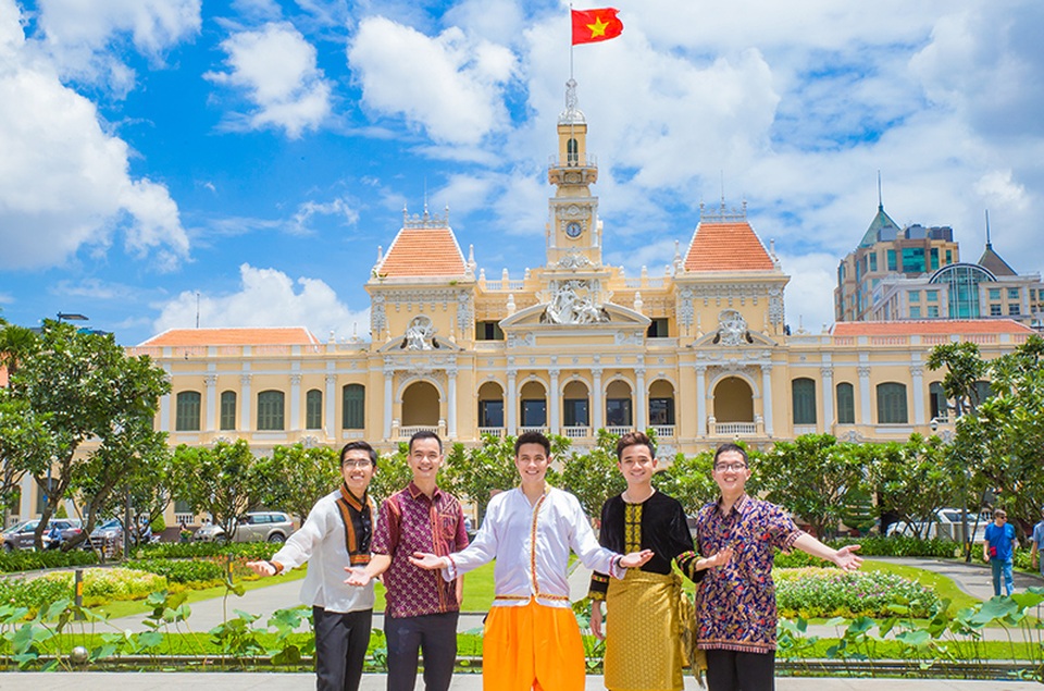Bạn trẻ Việt làm bộ ảnh kỉ niệm 50 năm ASEAN - 1 Các bạn trẻ Việt Nam mặc trang phục truyền thống của các dân tộc Đông Nam Á, chụp ảnh tại Hà Nội và TP.HCM.