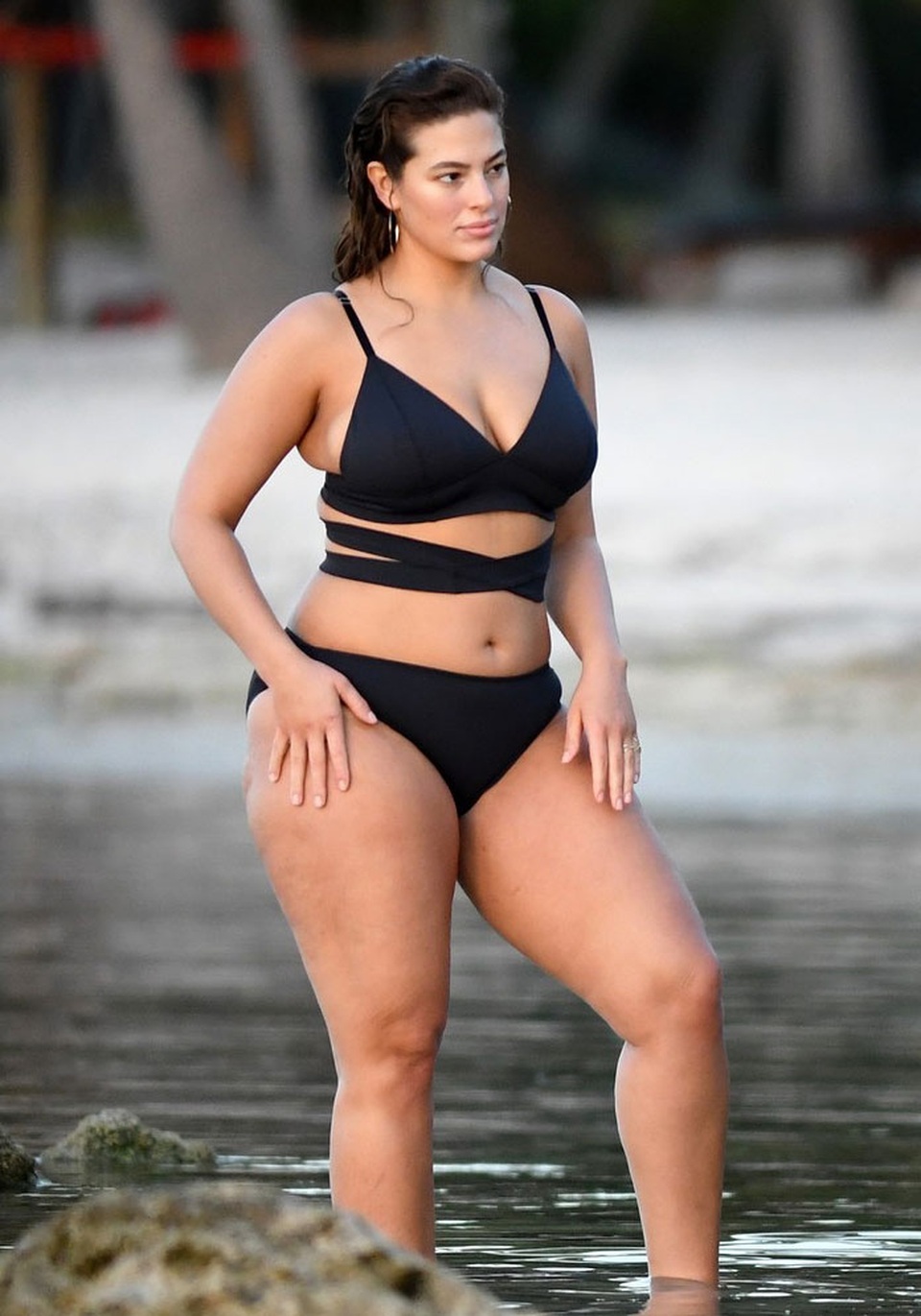 Siêu mẫu ngoại cỡ khoe dáng gợi cảm trên biển - 1
Ashley Graham trong buổi chụp hình áo tắm ngày 21/3 vừa rồi. Sở hữu thân hình phì nhiêu, phá vỡ mọi chuẩn mực của làng thời trang dành cho người mẫu nhưng Ashley ngày càng nổi tiếng.