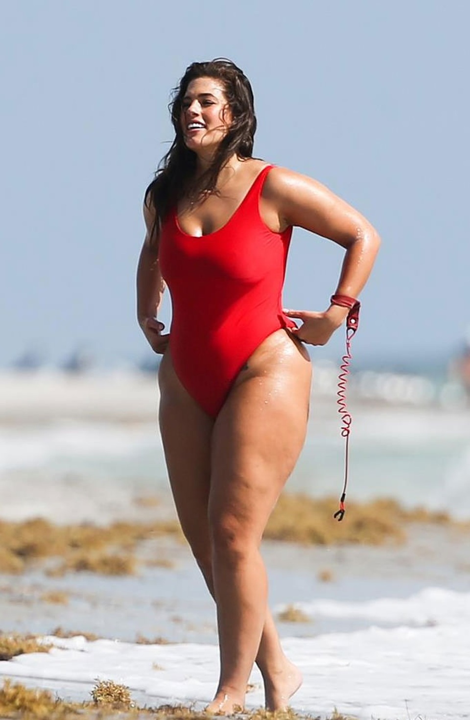 Siêu mẫu ngoại cỡ khoe dáng gợi cảm trên biển - 11
Sau bức ảnh này, Ashley Graham viết: “Tôi vẫn tập luyện chăm chỉ. Tôi ăn theo sức ăn của mình. Tôi yêu làn da mà mình đang có. Tôi không xấu hổ vì vài vết rạn, lồi lõm trên da. Và các bạn cũng nên thế”.