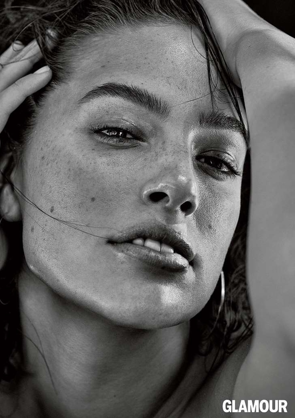 
Ashley khoe mặt mộc trên tạp chí Glamour, số tháng 6/2017.
