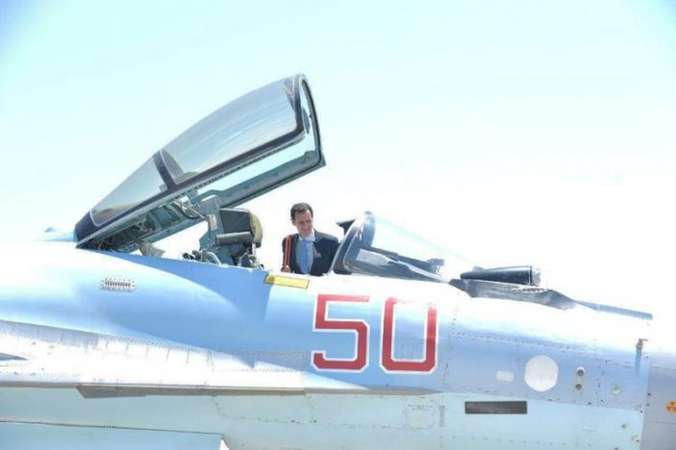 Tổng thống Syria vào buồng lái máy bay chiến đấu Nga - 4 Tổng thống Assad ngồi vào buồng lái của máy bay chiến đấu Su-35 của Nga (Ảnh: Reuters)