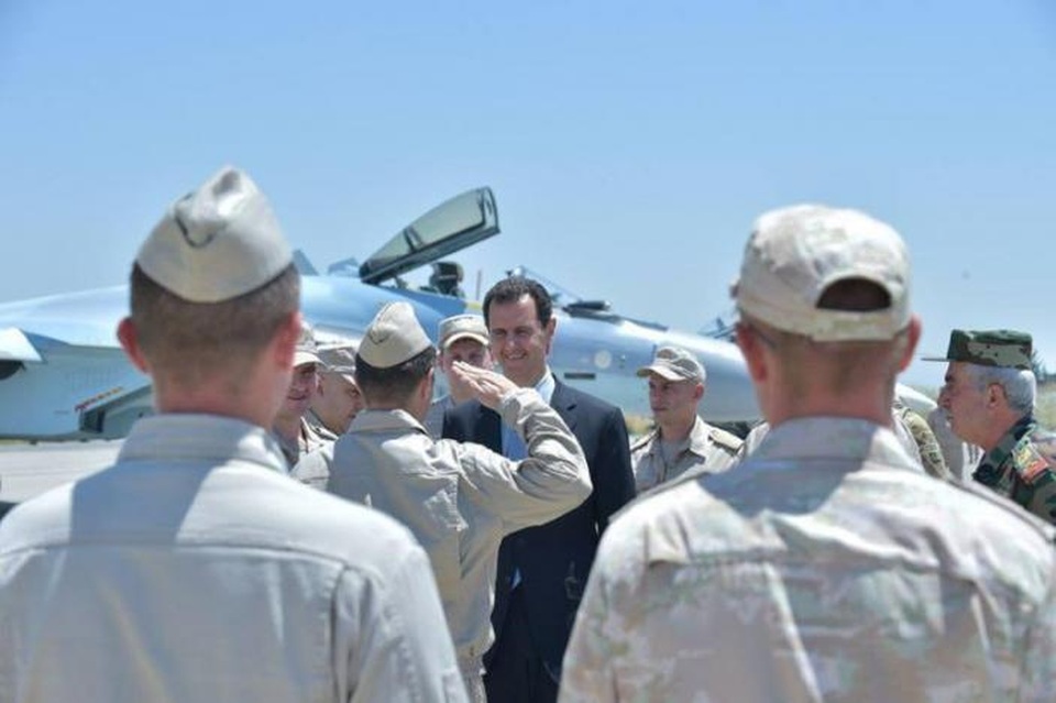 Tổng thống Syria vào buồng lái máy bay chiến đấu Nga - 1 Tổng thống Assad tới thăm căn cứ Hmeymim ngày 27/6 (Ảnh: Reuters)