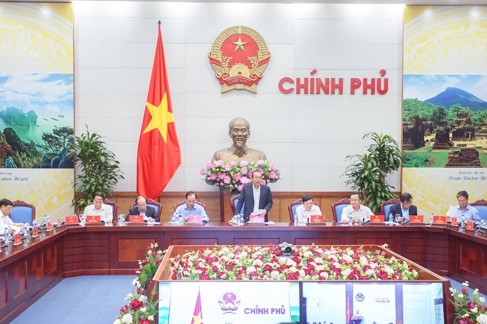 Phó Thủ tướng nhắc nhở Chủ tịch 8 tỉnh, thành tăng số người chết vì TNGT - 2 Lãnh đạo Chính phủ khẳng định việc xử lý trách nhiệm người đứng đầu địa phương, đơn vị trong chỉ đạo, điều hành về ATGT