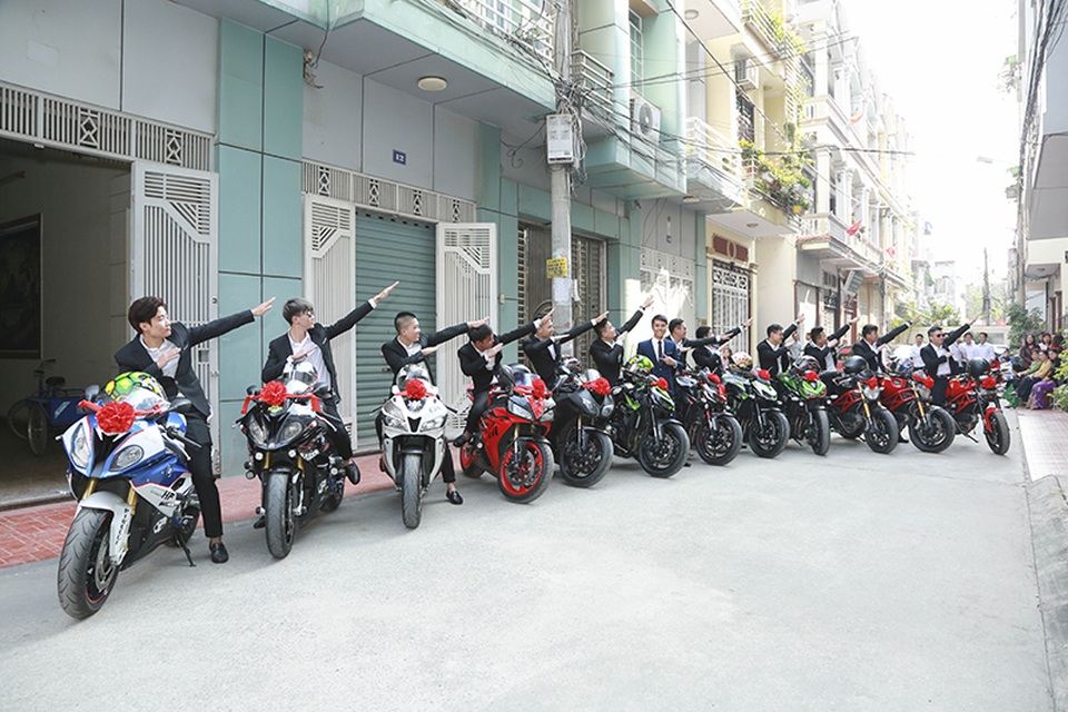 Đoàn mô tô "khủng" dự lễ ăn hỏi tại Hải Phòng - 5
12 chiếc xe thì bao gồm: 2 siêu xe BMW Cá Mập đời mới dẫn đoàn đầu tiên, giá trị của mỗi xe là 750 triệu đồng, 4 chiếc Kawasaki Z1000 đời mới trị giá 425 triệu đồng/xe, 3 chiếc CBR 600 trị giá khoảng 300 triệu đồng/xe, 3 chiếc Ducati 796 trị giá hơn 300 triệu đồng/xe.