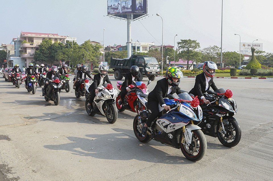 Đoàn mô tô "khủng" dự lễ ăn hỏi tại Hải Phòng - 3 Bản thân chú rể sở hữu chiếc xe BMW S1000RR tên xe thường gọi là Cá Mập, cùng gia nhập đoàn xe 12 chiếc đến nhà cô dâu ăn hỏi.
