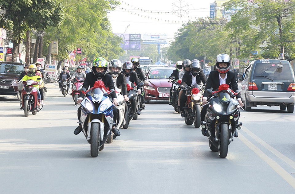 Đoàn mô tô "khủng" dự lễ ăn hỏi tại Hải Phòng - 2 Chú rể Tiến Đạt là một thành viên trong đội xe phân khối lớn BabyMonster nên đã vận động được các anh em trong đội đến tham dự lễ cưới cùng với những chiếc mô tô khủng.