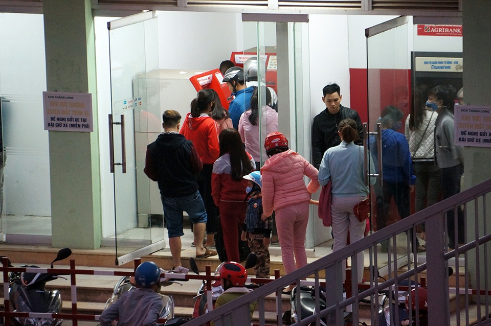 Do nhiều công ty trả lương vào ngày cuối cùng của kỳ nghỉ Tết nên họ phải tranh thủ sau giờ làm ra đây rút tiền để kịp về quê.