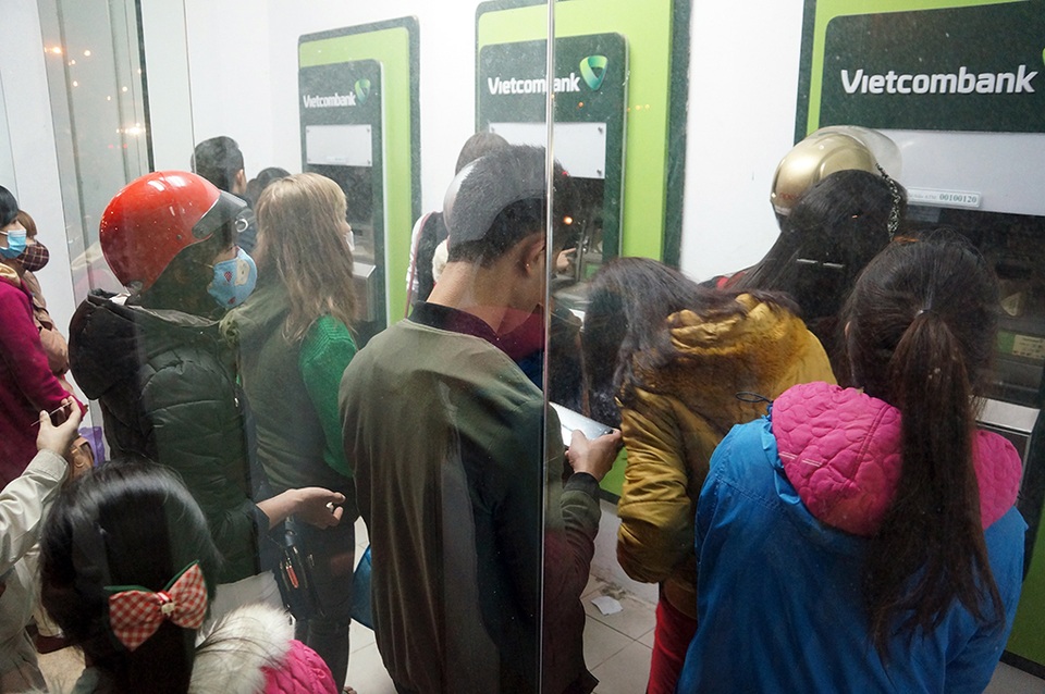 Cảnh tượng rất nhiều người cùng đứng trong cabin của trụ ATM vẫn thường xuyên nhìn thấy vào những ngày giáp Tết như thế này.