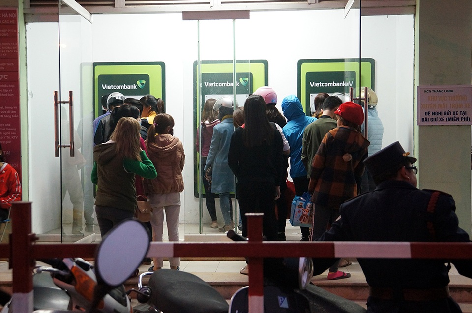 Chị Luyến làm việc tại một công ty của Nhật Bản thuộc khu công nghiệp bắc Thăng Long có quê ở Thanh hóa chia sẻ do là ngày cuối năm nên bọn em vẫn phải làm việc đủ 12 tiếng trong công ty. Sau giờ làm là phải tranh thủ ra đây rút tiền để kịp ra bến mong bắt được xe về quê nghỉ Tết. Xếp hàng cả tiếng đồng hồ mà vẫn chưa đến lượt mình.
