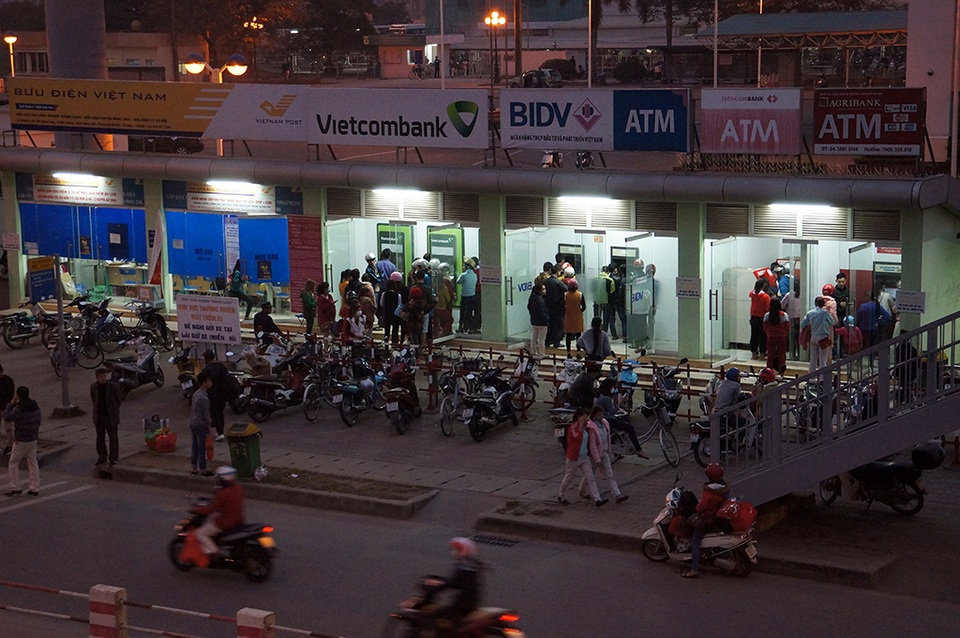 Chị Luyến cũng mong muốn trong thời gian tới phía ngân hàng chủ thẻ và công ty sẽ bố trí lắp đặt cây ATM ở ngay gần công ty mình để tiện cho mọi người tranh thủ rút tiền lương. Do công ty chị làm có tới cả ngàn công nhân nên mỗi lần đi rút tiền rất vất vả và mất thời gian.