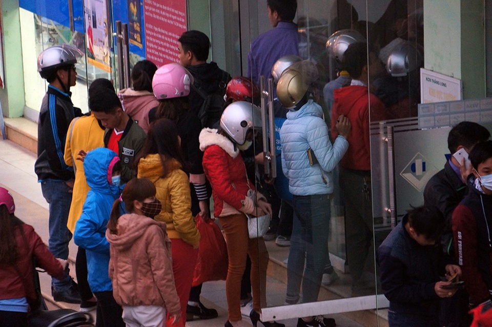 Nhiều người chia sẻ là rất khổ vì khi đứng rút tiền cứ có người đứng chen xung quanh và xem cả những thao tác nhập mật khẩu cũng như thông tin tài khoản của mình.