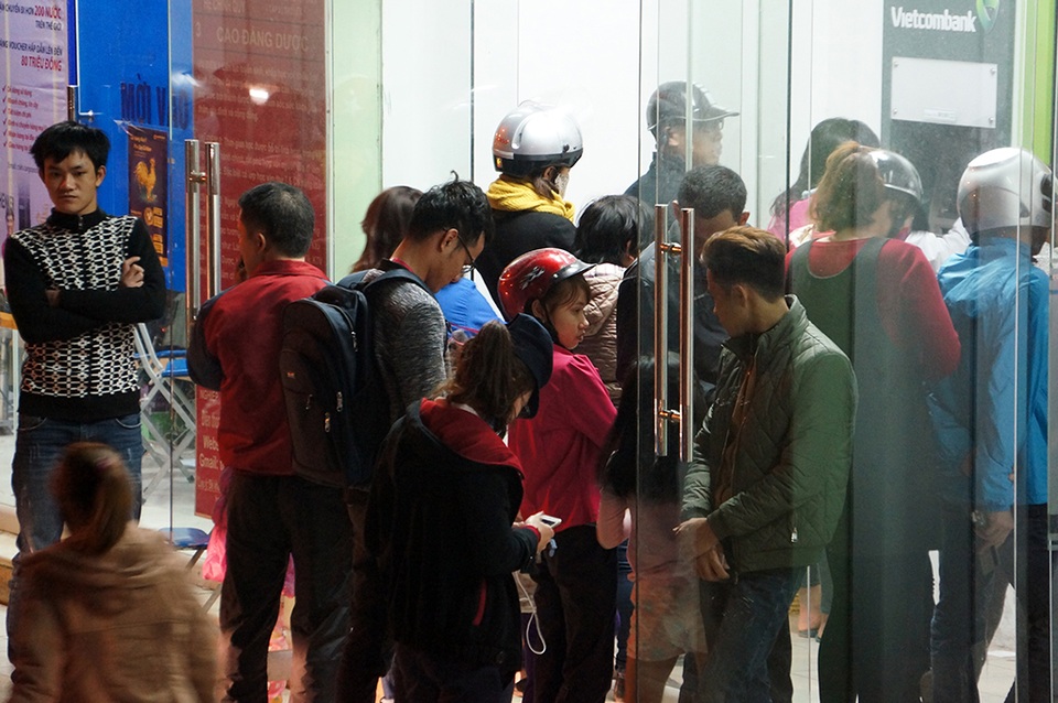 
Hiện tại ở khu vực cổng của khu công nghiệp Thăng Long này có chưa tới 10 máy ATM. Trong khi số lượng công nhân làm việc tại đây lên đến con số hàng chục ngàn người.
